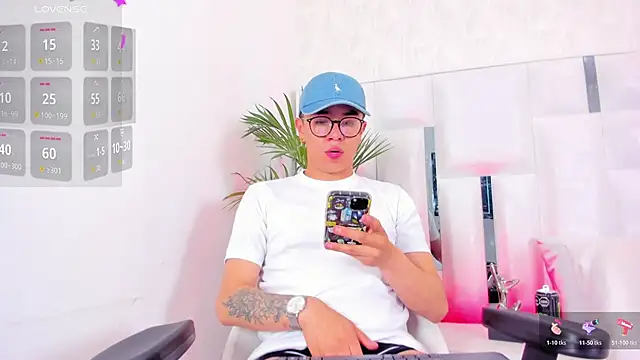 Snapshot of 1m_Joel chatting on October 25, 5:48 am 1m Joel online show from October 25, 5:48 am