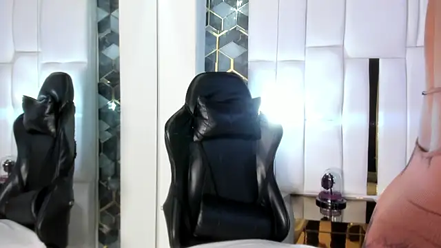 lia mariana online show from March 6, 5:04 am