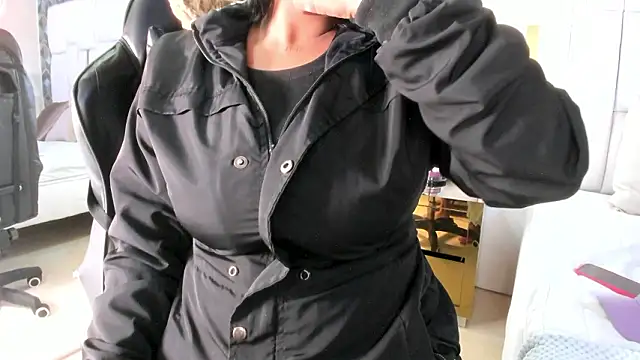 lia mariana online show from March 7, 5:04 am