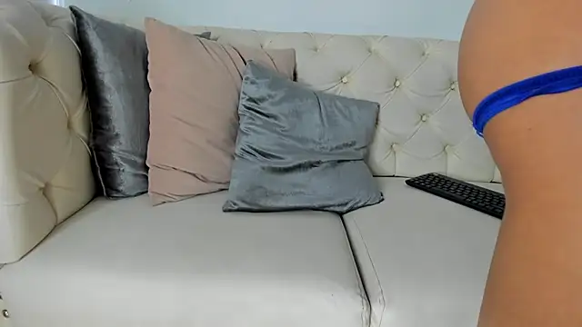 Snapshot of camila-manzur chatting on January 29, 10:11 pm camila-manzur online show from January 29, 10:11 pm