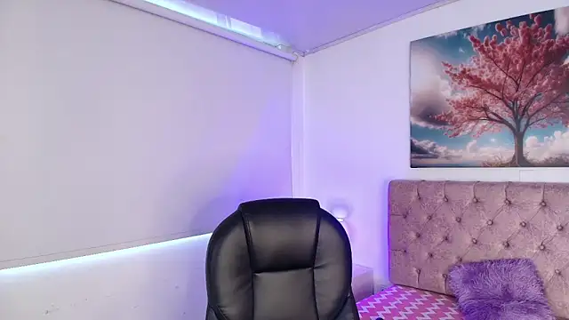 Julianaa Castro  online show from March 24, 11:59 am