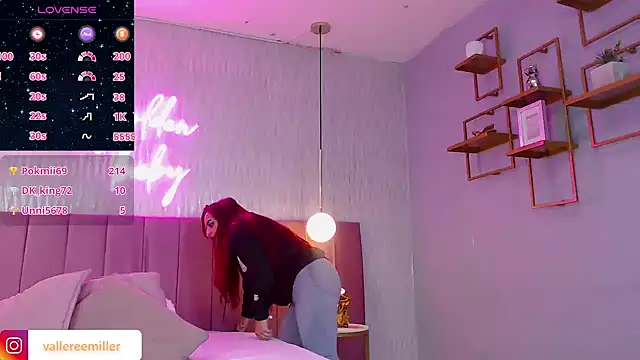 Snapshot of valeriee_millerr_ chatting on December 9, 7:07 pm valeriee millerr online show from December 9, 7:07 pm