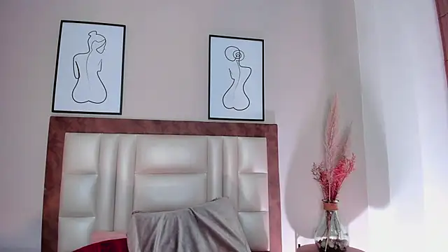 Snapshot of SiennaVidaal chatting on December 10, 12:06 am SiennaVidaal online show from December 10, 12:06 am