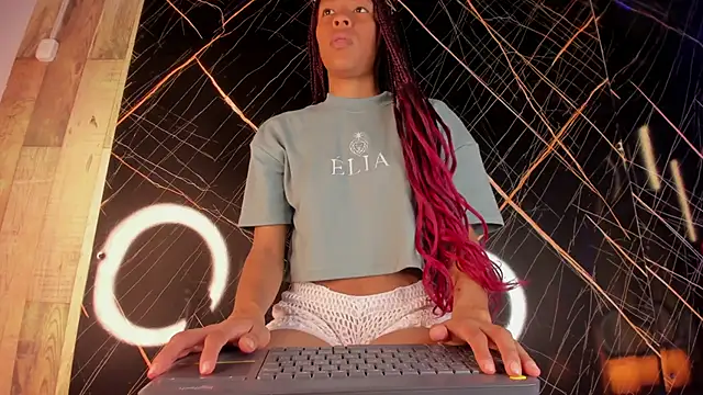 Kloe Suarez  online show from November 17, 7:30 pm