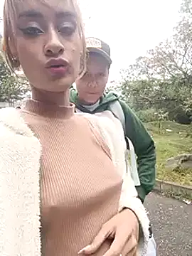 Snapshot of Rob_and_lizzy chatting on February 5, 1:00 pm Rob and lizzy online show from February 5, 1:00 pm