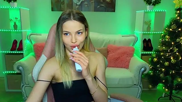 EmmyMills online show from December 20, 9:44 pm