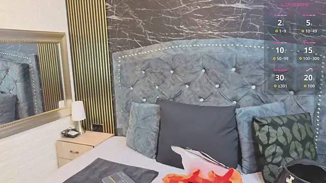 charlotte  G online show from April 10, 11:15 am