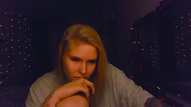 Snapshot of VoluptuousDreams chatting on December 6, 5:44 pm VoluptuousDreams online show from December 6, 5:44 pm