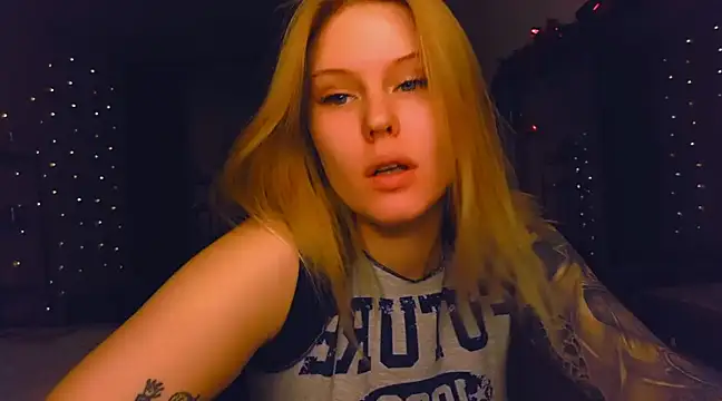 Snapshot of VoluptuousDreams chatting on December 8, 3:13 pm VoluptuousDreams online show from December 8, 3:13 pm