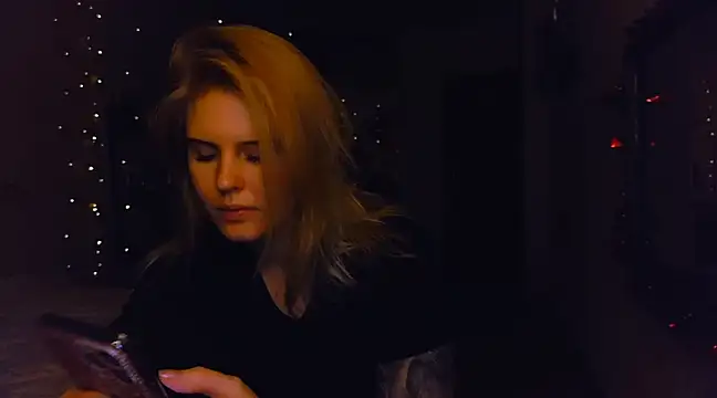 Snapshot of VoluptuousDreams chatting on December 16, 6:16 pm VoluptuousDreams online show from December 16, 6:16 pm
