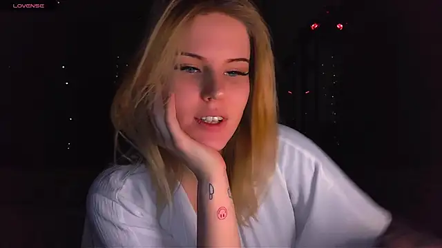 Snapshot of VoluptuousDreams chatting on January 17, 6:23 pm VoluptuousDreams online show from January 17, 6:23 pm