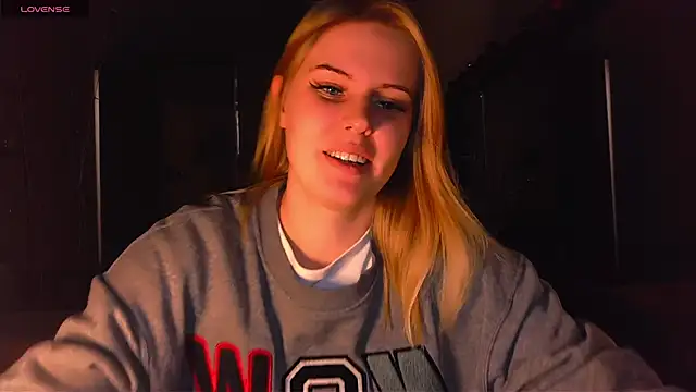 Snapshot of VoluptuousDreams chatting on February 2, 7:04 pm VoluptuousDreams online show from February 2, 7:04 pm
