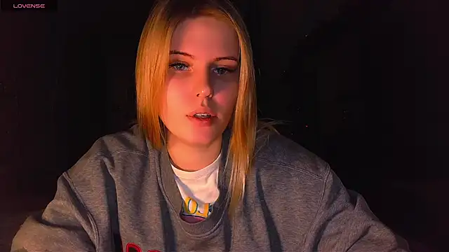 Snapshot of VoluptuousDreams chatting on February 2, 10:06 pm VoluptuousDreams online show from February 2, 10:06 pm