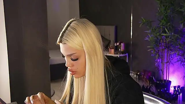 Snapshot of shayblonde chatting on March 11, 4:43 am shayblonde online show from March 11, 4:43 am