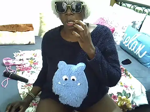 Snapshot of Sweet_Bear chatting on April 3, 5:44 pm Sweet Bear online show from April 3, 5:44 pm