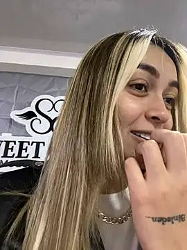 Snapshot of emma_oxford chatting on December 9, 8:23 pm emma oxford online show from December 9, 8:23 pm