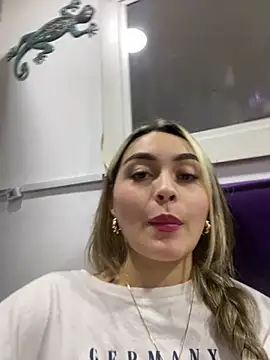 Snapshot of emma_oxford chatting on December 17, 2:33 am emma oxford online show from December 17, 2:33 am