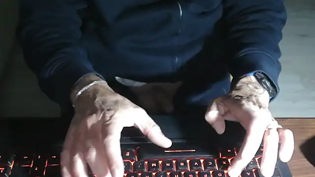 Snapshot of Adri_gard chatting on October 28, 9:28 pm Adri gard online show from October 28, 9:28 pm