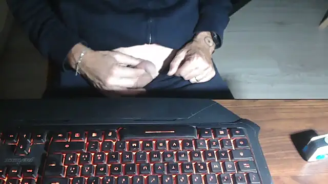 Snapshot of Adri_gard chatting on November 8, 9:13 pm Adri gard online show from November 8, 9:13 pm