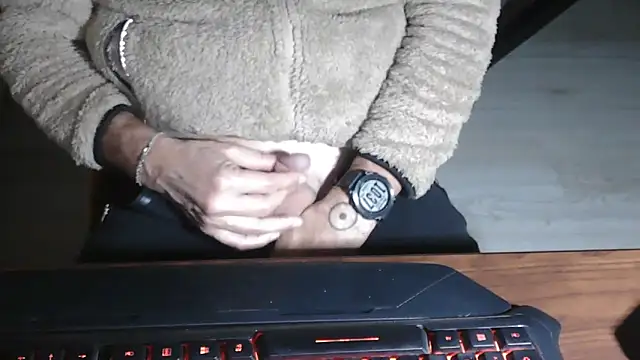 Snapshot of Adri_gard chatting on December 3, 9:35 pm Adri gard online show from December 3, 9:35 pm