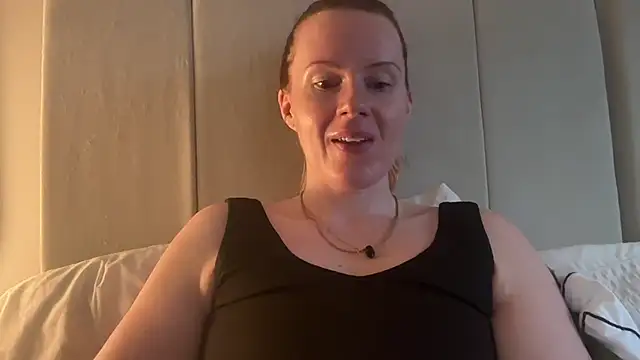 redheadrosie69 online show from October 3, 7:05 am