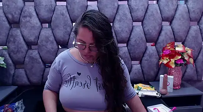 Snapshot of SaraThomso chatting on December 15, 3:02 am SaraThomso online show from December 15, 3:02 am