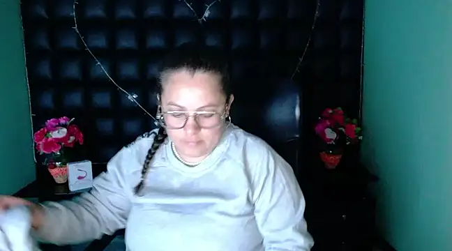 Snapshot of SaraThomso chatting on December 31, 3:01 am SaraThomso online show from December 31, 3:01 am