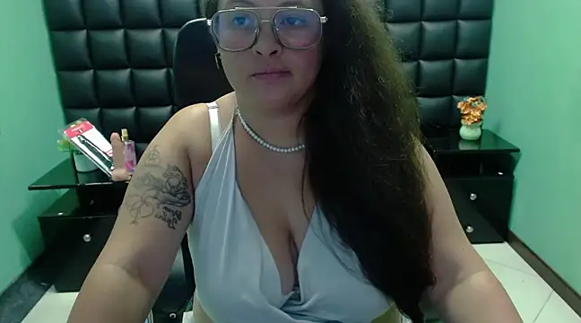 Snapshot of SaraThomso chatting on March 23, 6:16 am SaraThomso online show from March 23, 6:16 am