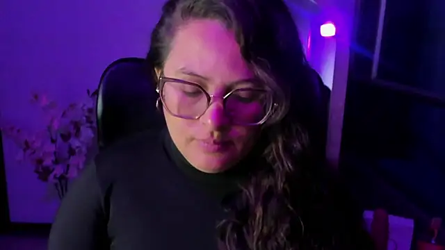 Snapshot of SaraThomso chatting on September 9, 3:28 am SaraThomso online show from September 9, 3:28 am