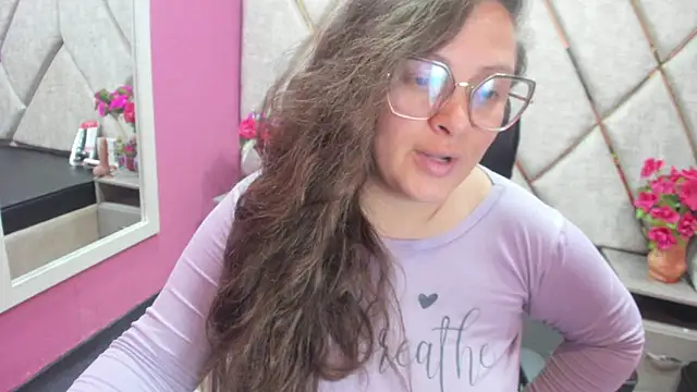 Snapshot of SaraThomso chatting on October 2, 4:08 am SaraThomso online show from October 2, 4:08 am