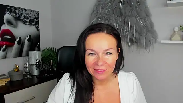 HelenLuxx online show from January 8, 10:15 am