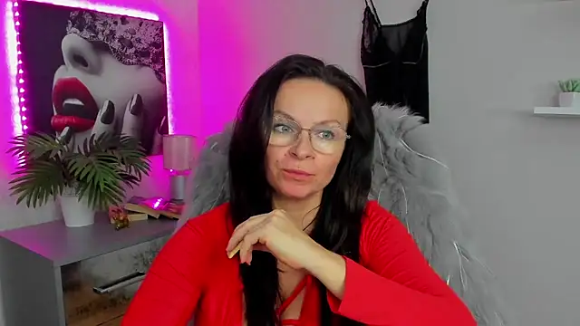 HelenLuxx online show from February 11, 1:30 pm