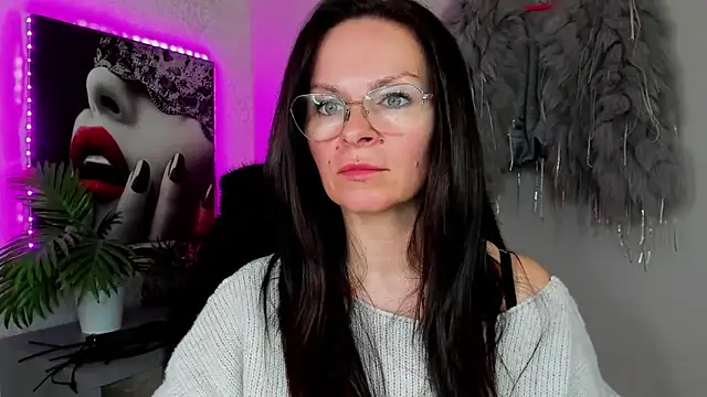 HelenLuxx online show from April 8, 3:12 pm