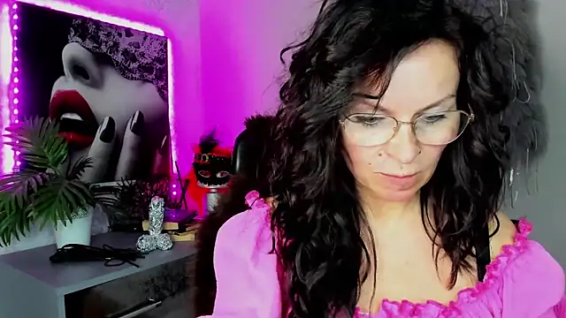 HelenLuxx online show from April 14, 4:13 pm