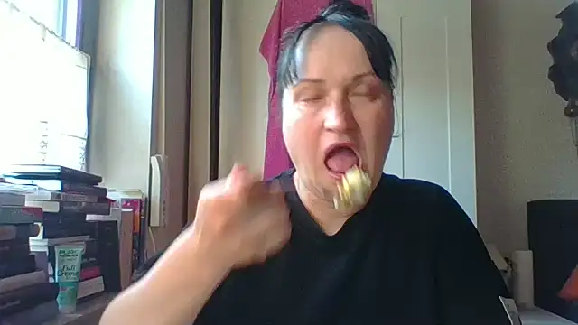 Snapshot of _squirty_cum_lady_ chatting on June 19, 5:56 am squirty cum lady online show from June 19, 5:56 am