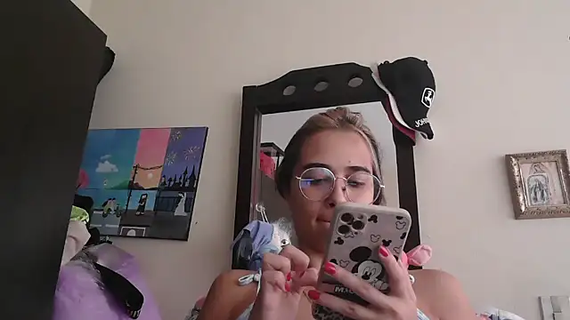 Snapshot of trianabell chatting on April 2, 4:15 pm trianabell online show from April 2, 4:15 pm