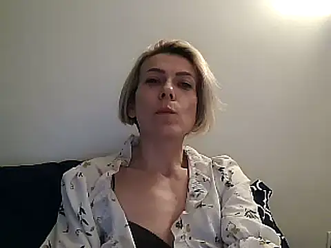 Snapshot of anechka1 chatting on February 17, 12:32 am anechka1 online show from February 17, 12:32 am