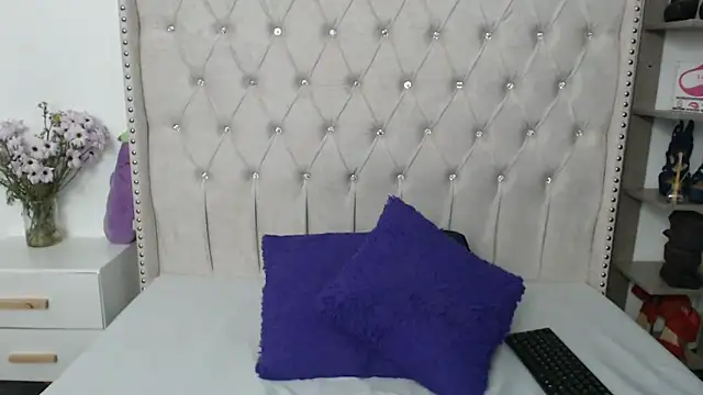 Snapshot of Abril_Squirt chatting on December 11, 8:47 am Abril Squirt online show from December 11, 8:47 am