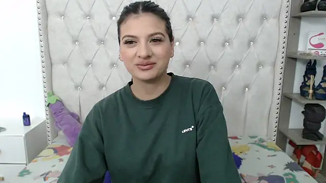 Snapshot of Abril_Squirt chatting on December 17, 6:35 am Abril Squirt online show from December 17, 6:35 am