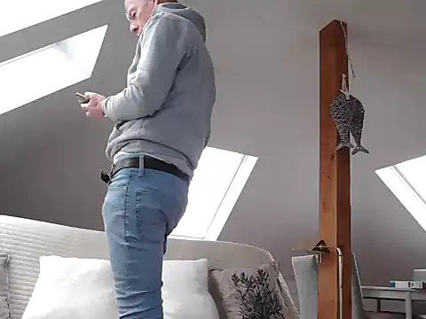 Snapshot of maxmueller321 chatting on February 1, 9:08 am maxmueller321 online show from February 1, 9:08 am