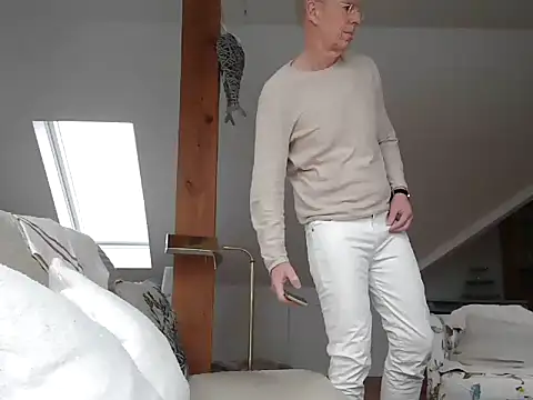 Snapshot of maxmueller321 chatting on February 4, 9:15 am maxmueller321 online show from February 4, 9:15 am