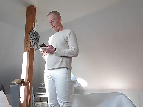 Snapshot of maxmueller321 chatting on February 18, 9:05 am maxmueller321 online show from February 18, 9:05 am