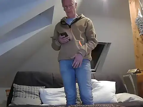 Snapshot of maxmueller321 chatting on March 3, 6:14 pm maxmueller321 online show from March 3, 6:14 pm