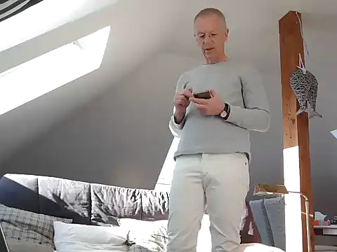 Snapshot of maxmueller321 chatting on March 4, 9:26 am maxmueller321 online show from March 4, 9:26 am