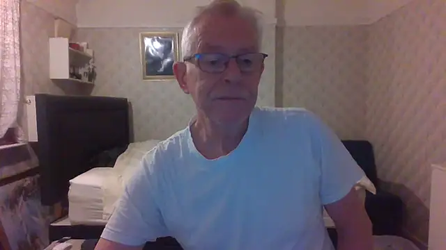 Snapshot of shaun63m chatting on February 15, 1:46 am shaun63m online show from February 15, 1:46 am