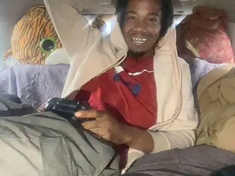 Snapshot of SlimeCrownzOut5 chatting on November 24, 4:29 pm SlimeCrownzOut5 online show from November 24, 4:29 pm