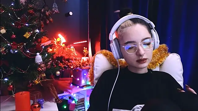 Snapshot of Avi_Nile chatting on December 22, 2:49 am Avi Nile online show from December 22, 2:49 am