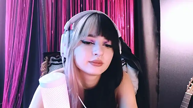 Snapshot of Avi_Nile chatting on September 11, 5:07 am Avi Nile online show from September 11, 5:07 am