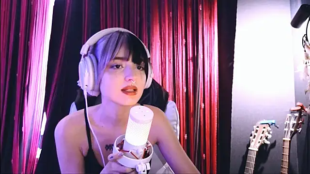 Snapshot of Avi_Nile chatting on October 19, 5:08 am Avi Nile online show from October 19, 5:08 am
