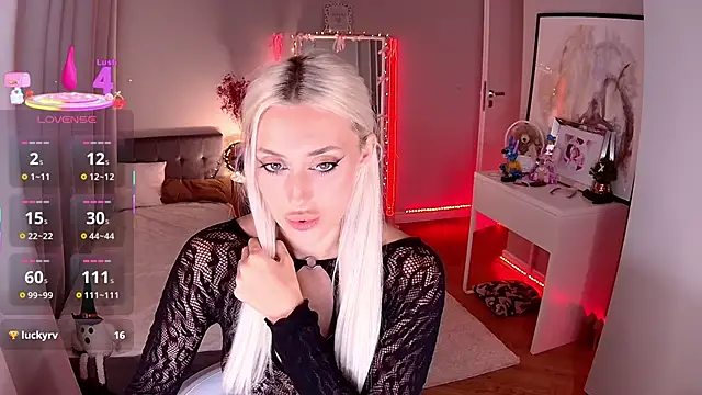 LoryWood online show from November 9, 3:43 pm